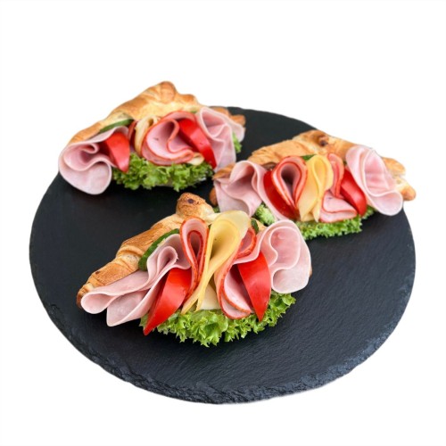 Obložený croissant se šunkou a sýrem